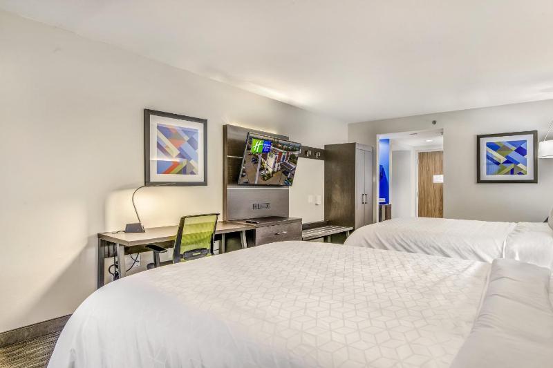 Standard Queen Room with Two Queen Beds image 2