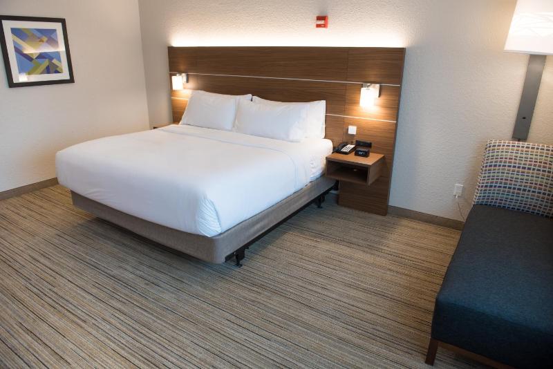 Standard King Room image 3
