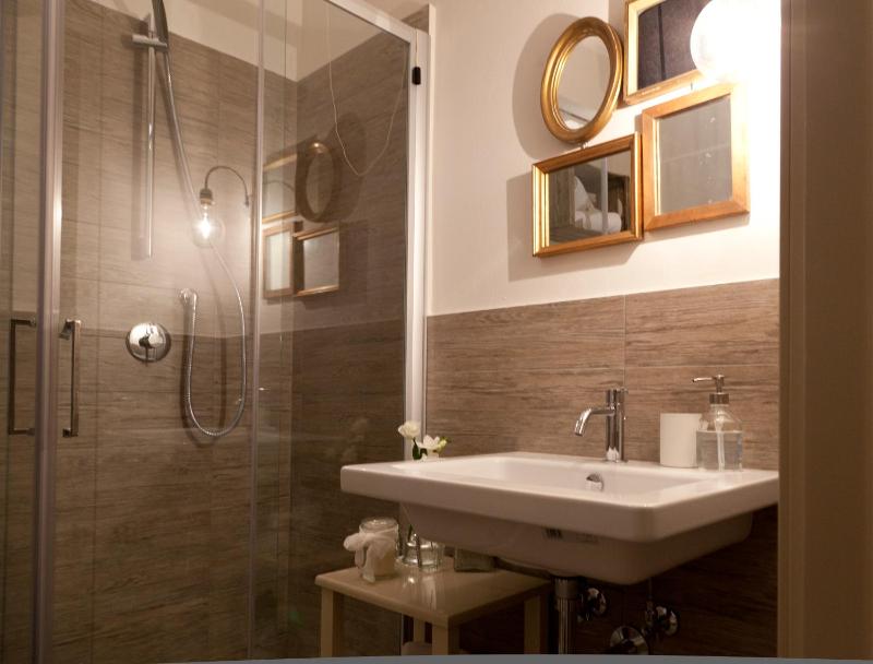 Double Room with City View image 2