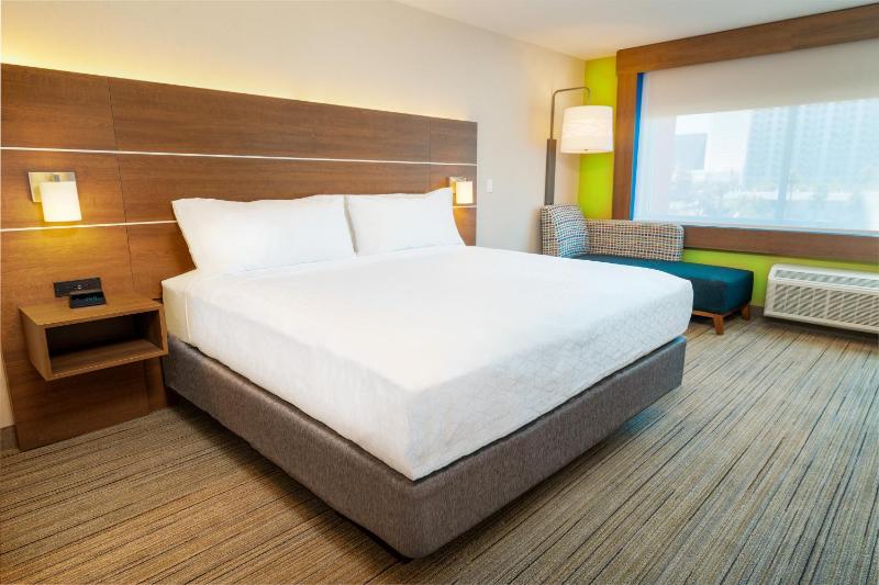 Standard King Room image 4
