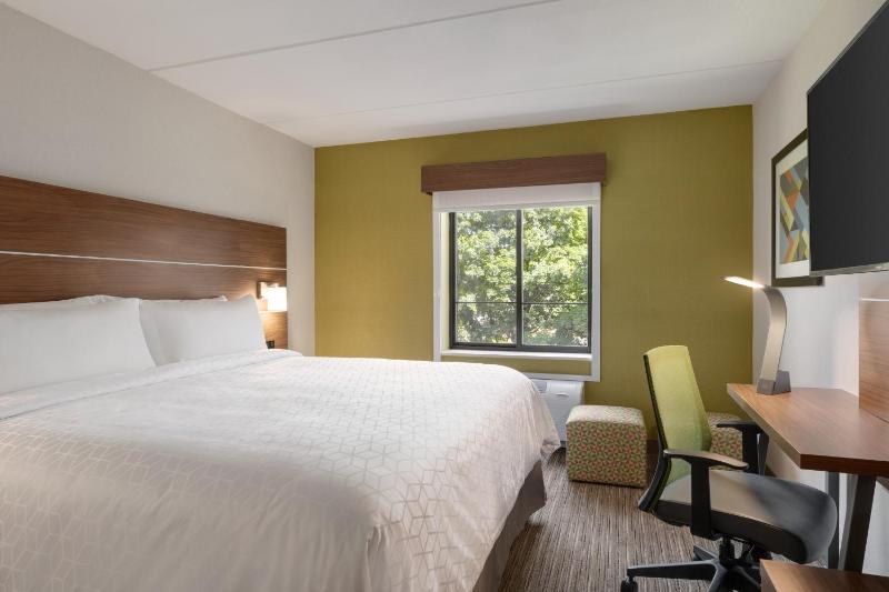 Standard King Room image 2
