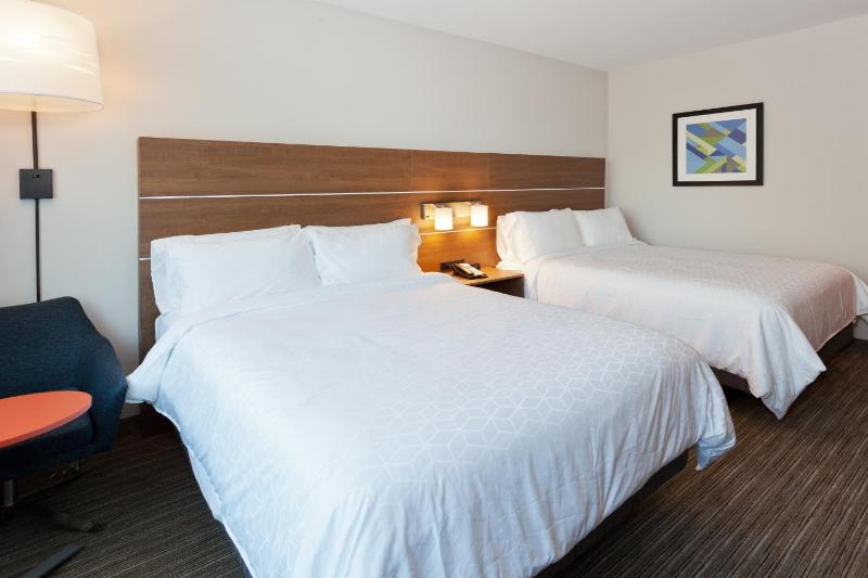 Standard Queen Room with Two Queen Beds image 2