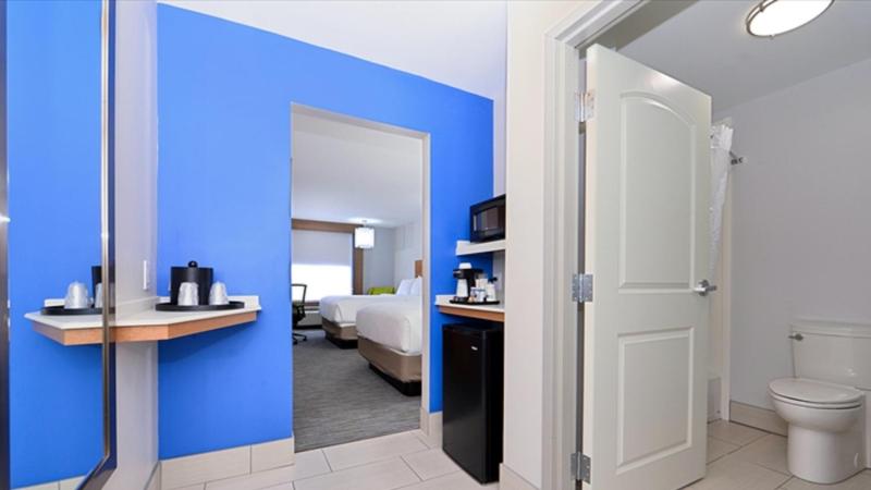 Queen Room with Two Queen Beds - Non-Smoking image 2