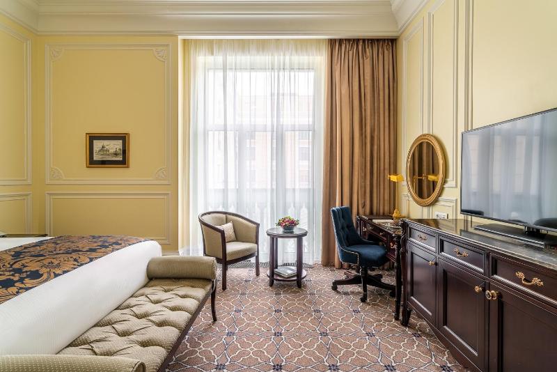 Deluxe King Room with Atrium View image 3