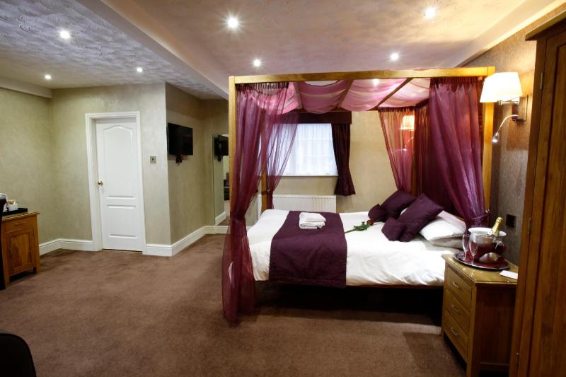 Premium Room with Four Poster Bed image 4