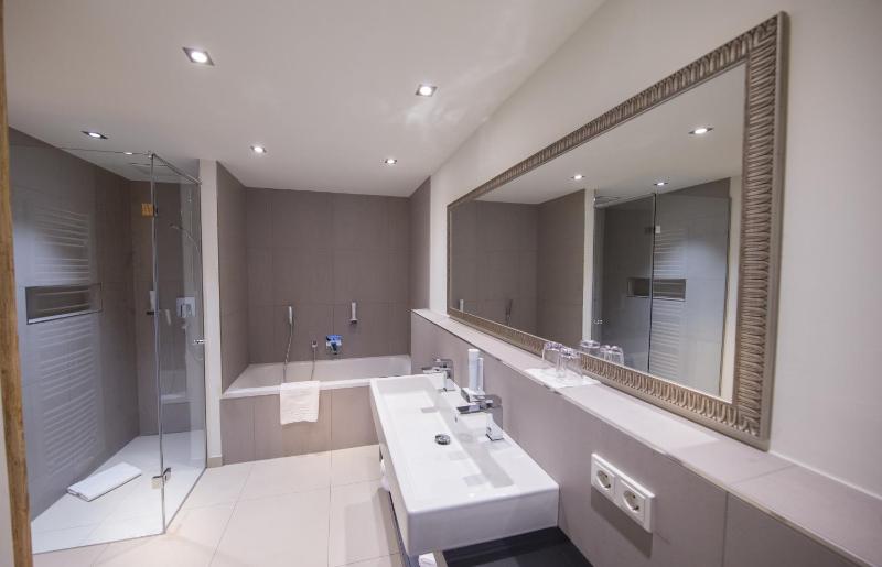  Supreme Suite with balcony image 3