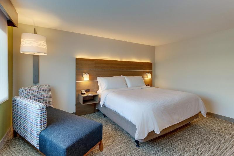 Standard King Room image 4