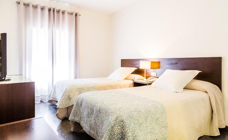 Twin Room image 4