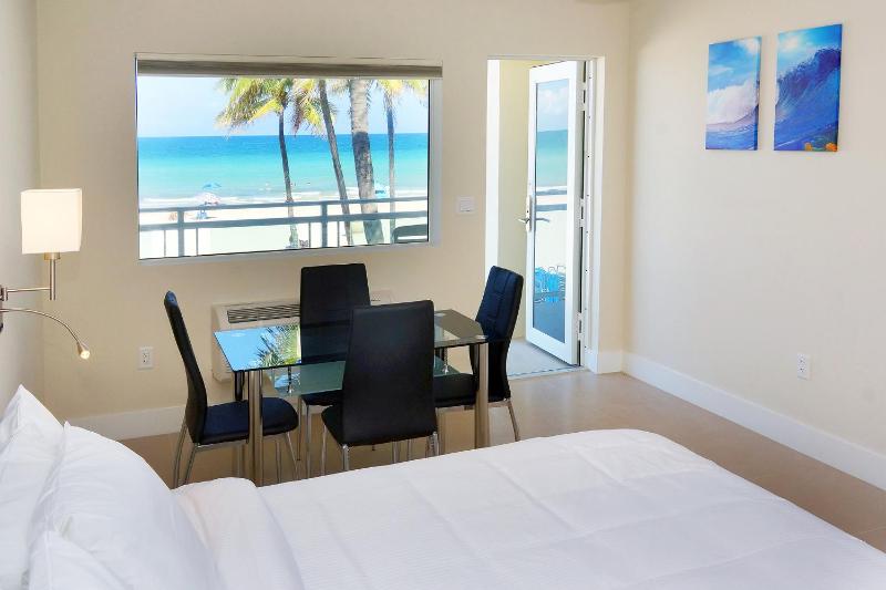 Diane Oceanfront Suites - image 9