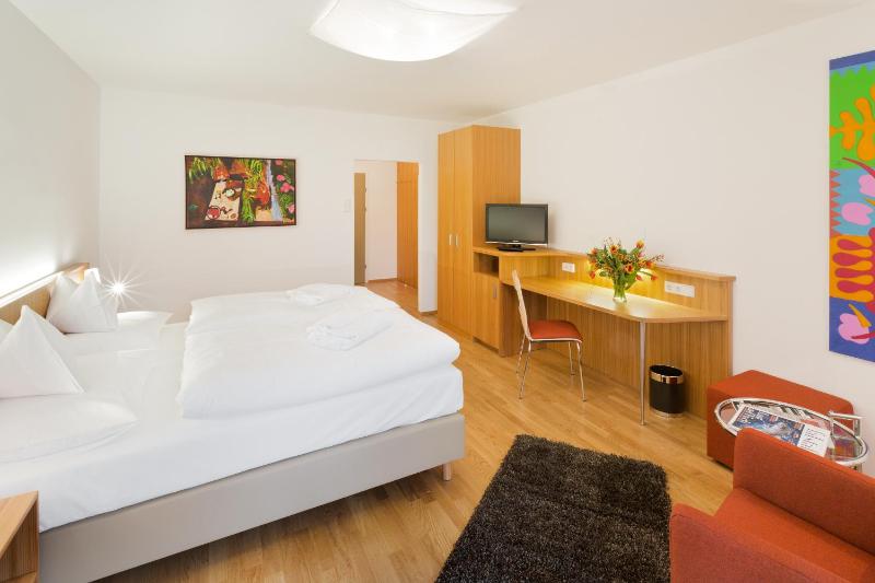 Classic Double Room image 4
