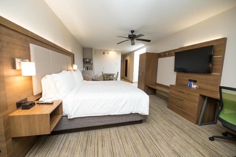 Standard Queen Room with Two Queen Beds image 1