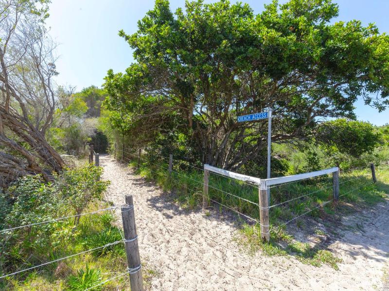 Beachfront on Bennetts Beaches Apartment 4 - image 11