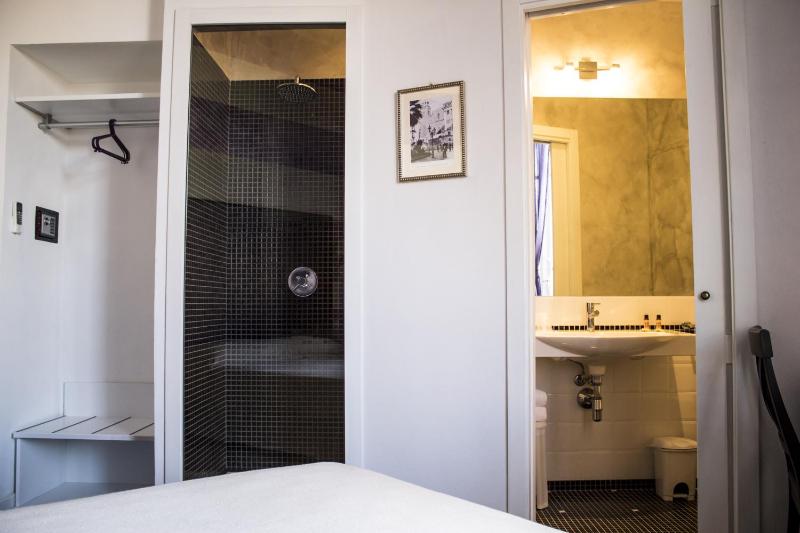 Deluxe Room image 3