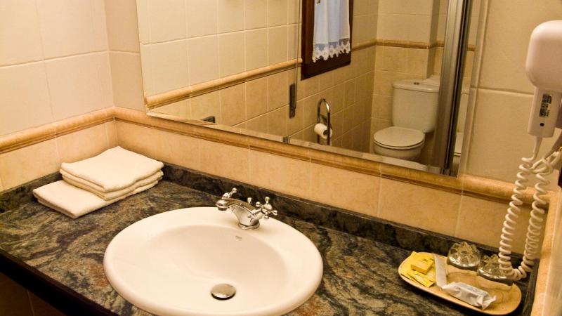 Standard Double or Twin Room image 4