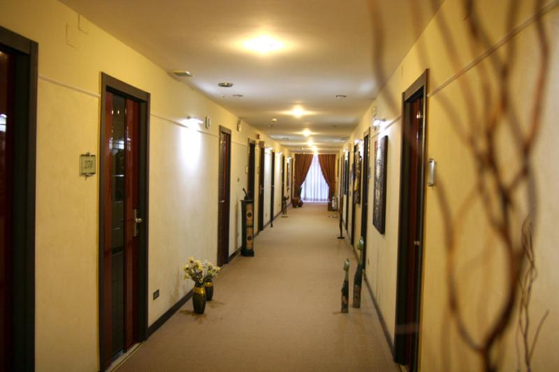 Deluxe Suite with Spa Bath image 1