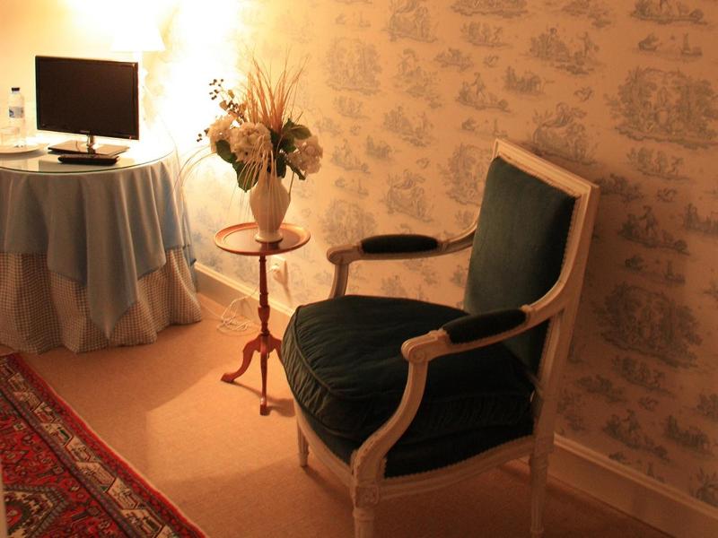 Small Single Room image 3