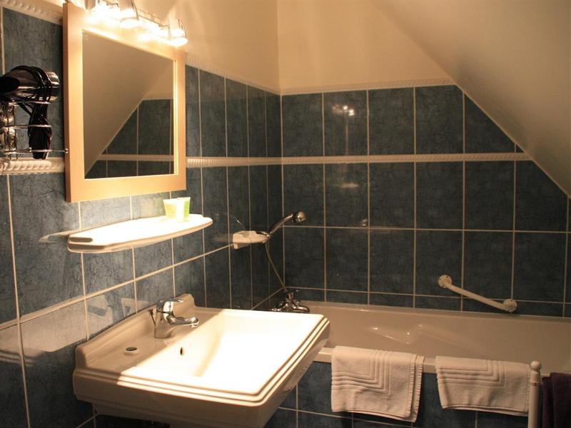 Small Double Room image 3