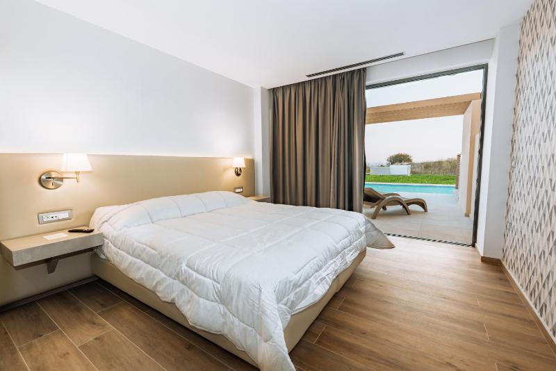 Deluxe Family Room with Garden View image 1