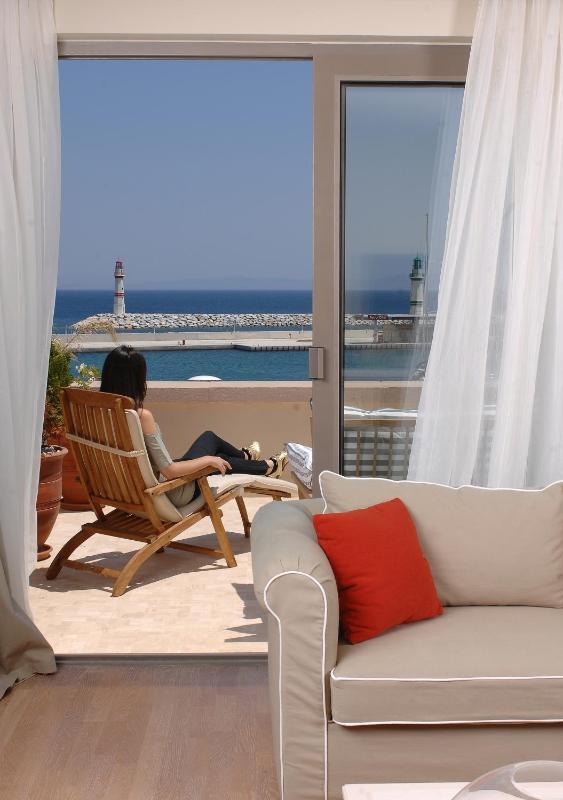 Deluxe Double or Twin Room with Balcony and Sea View image 3