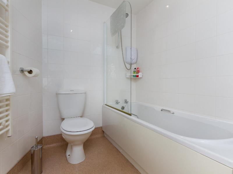 Superior Super King or Twin Room with Bath and Shower image 2