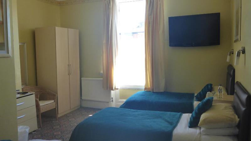 Twin Room image 2
