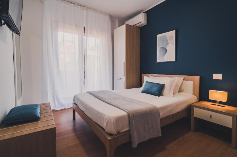 Deluxe Single Room with Balcony image 1