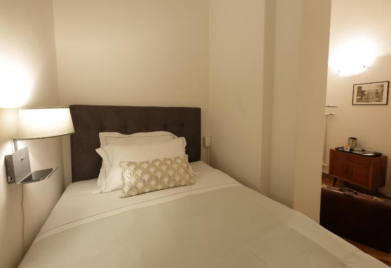 Single Room with Private External Bathroom image 4