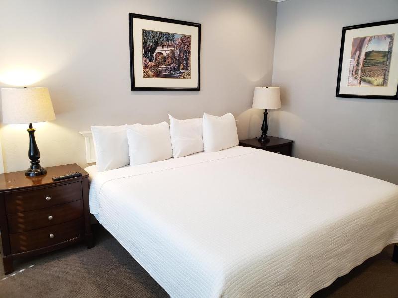 Standard King Room image 3