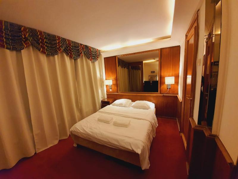 Rembrandtplein Hotel - image 6
