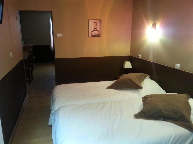 Twin Room image 3