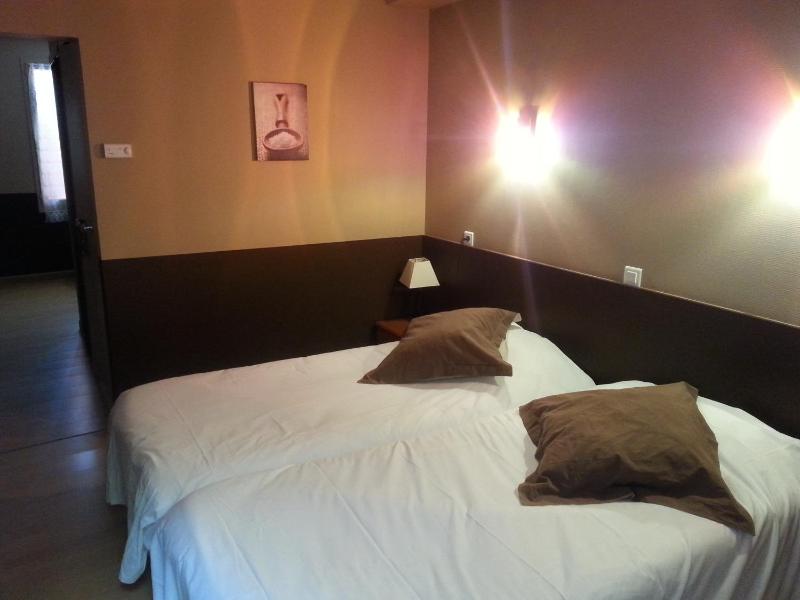 Twin Room image 2
