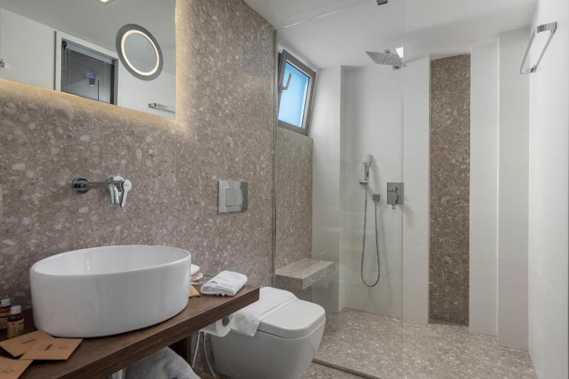 Deluxe Double or Twin Room with Sea View image 3