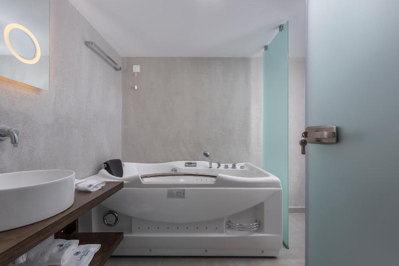 Superior Suite with Sea View image 4