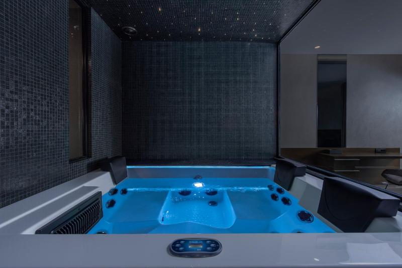 Queen Suite with Sea View image 4