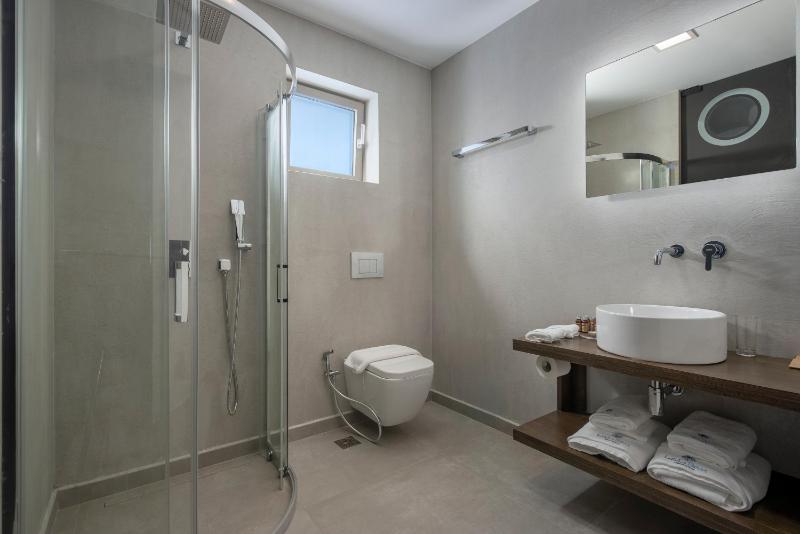 Queen Suite with Sea View image 3