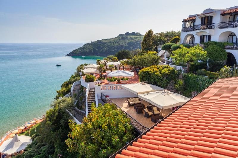 Superior Double Room with Terrace and Sea view  image 4
