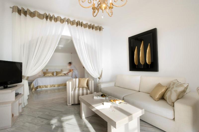 Deluxe Suite with Private Heated Pool and Caldera View image 2