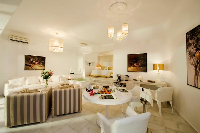 Grand Suite with Private Heated Pool and Caldera View image 2