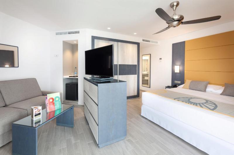 Junior Suite with Large Balcony image 1