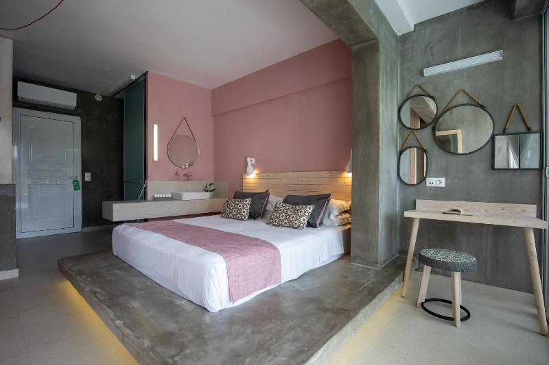 Deluxe Double Room image 3