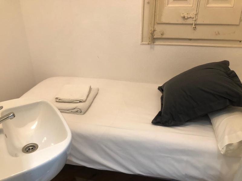 Single Room with Private External Bathroom image 4