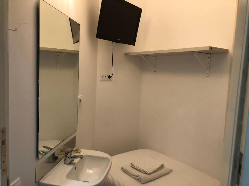 Single Room with Private External Bathroom image 3