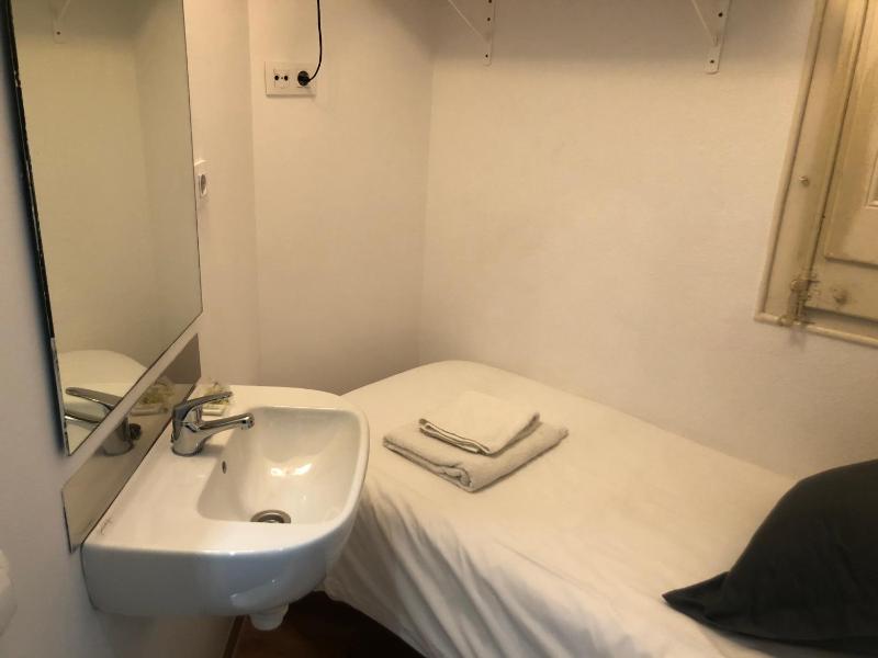 Single Room with Private External Bathroom image 2