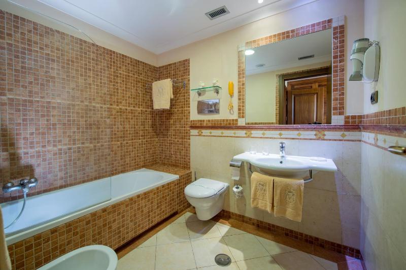 Double or Twin Room with Balcony image 3