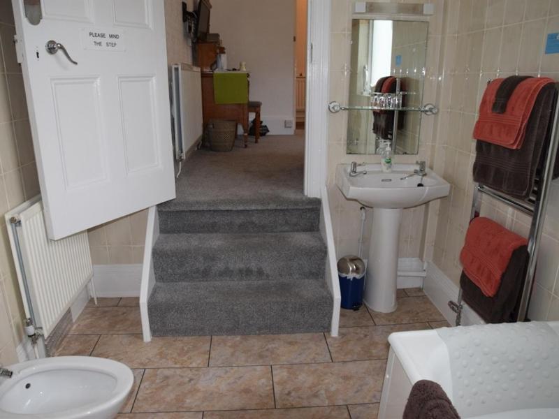 Twin Room with Bath image 2