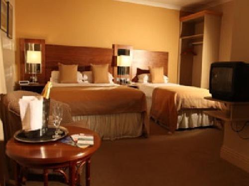 Twin Room with Private Bathroom image 1