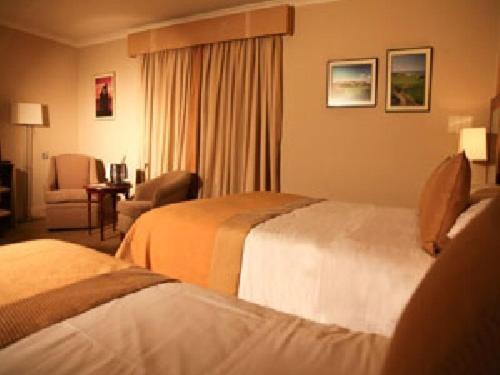 Twin Room with Private Bathroom image 2