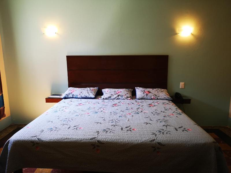 Standard King Room image 2