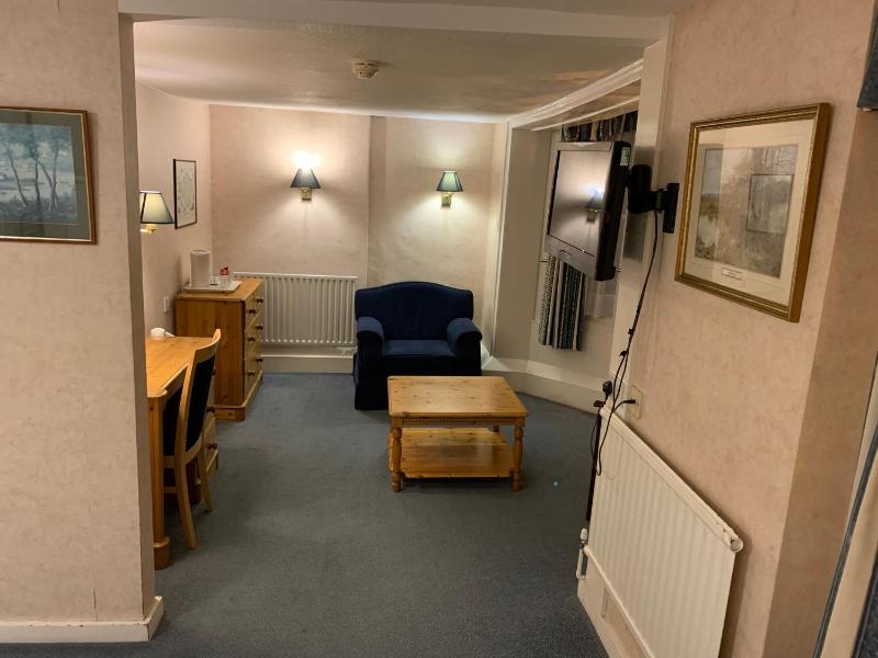 Twin Room with Private Bathroom image 4