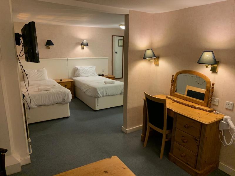 Twin Room with Private Bathroom image 3
